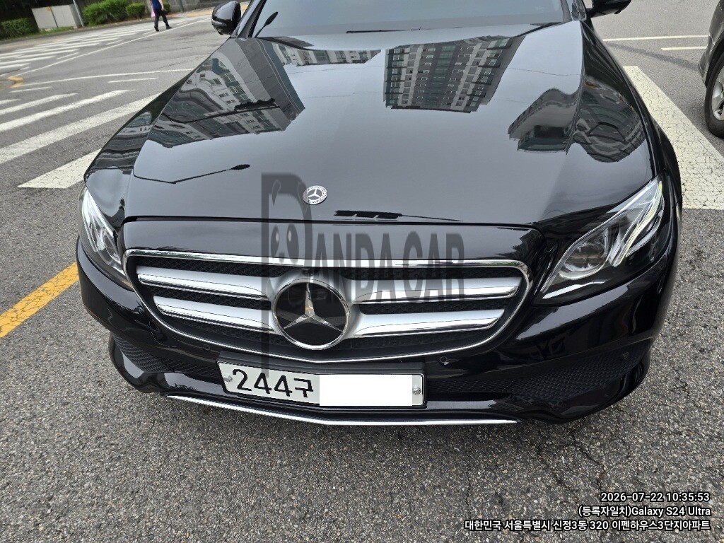 2020 Mercedes-Benz E 300, photograph 1