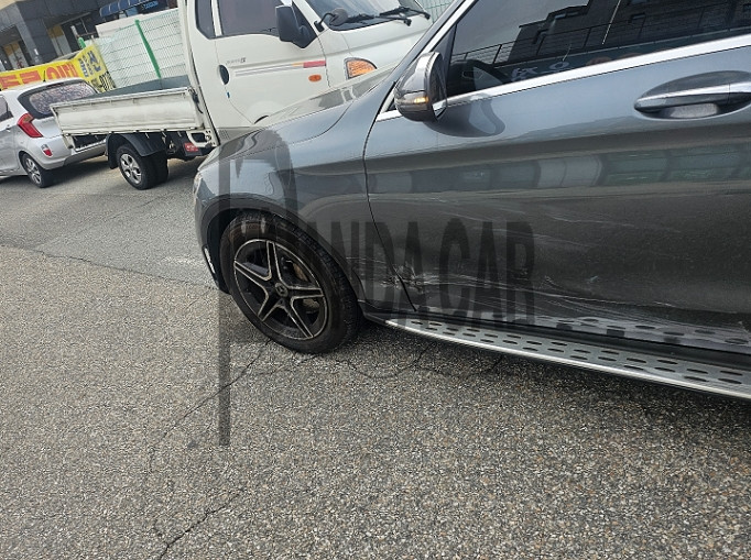 2020 Mercedes-Benz GLC300 4MATIC, photograph 2