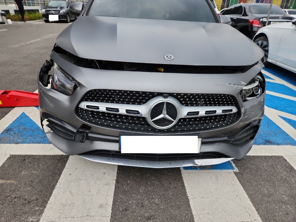 2020 Mercedes-Benz GLA250 4MATIC, photograph 2