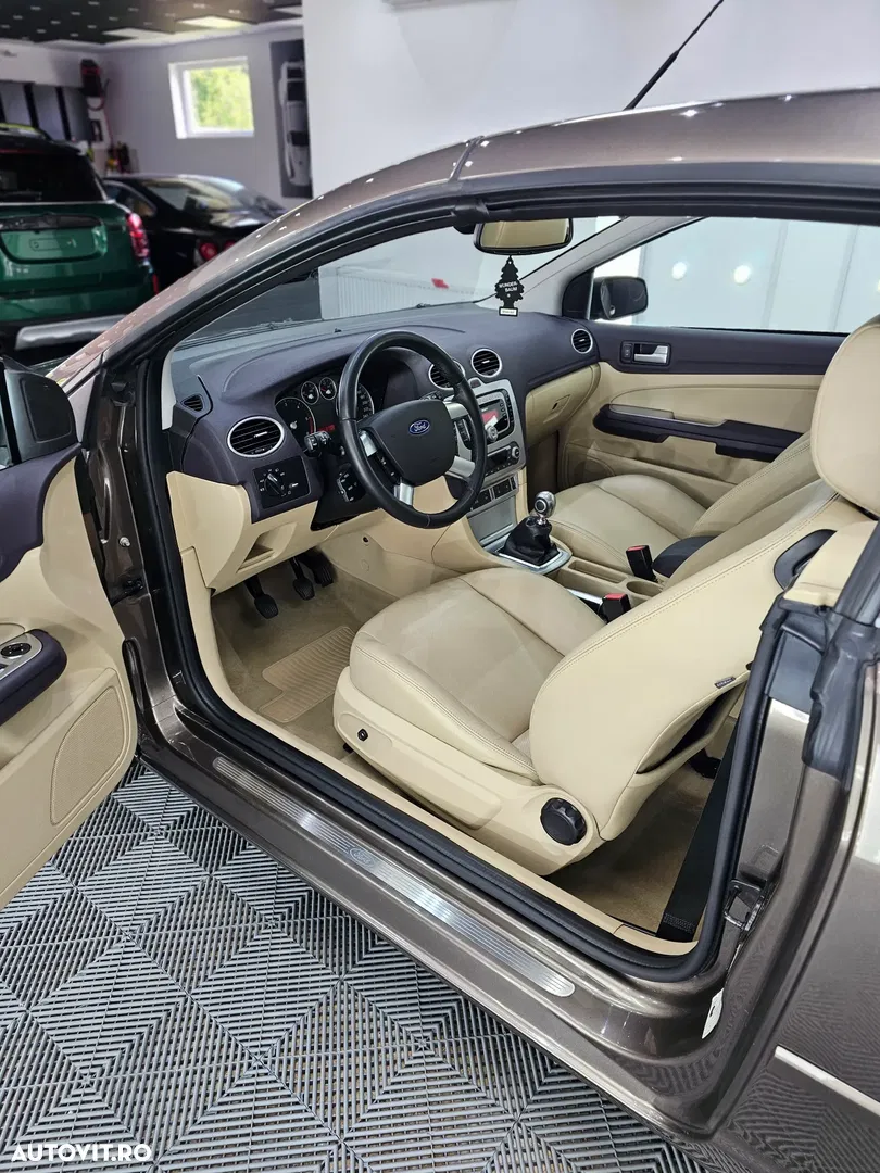 2008 Ford Focus 2.0 TDCi DPF Titanium, photograph 2