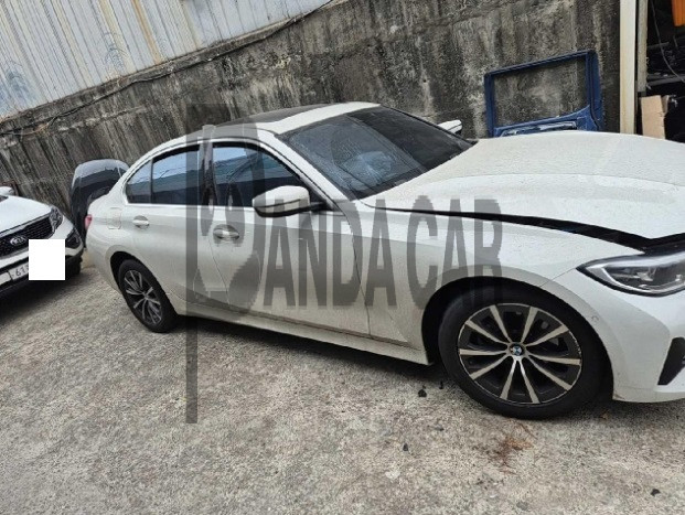 2021 BMW 320i, photograph 2