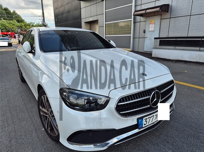 2021 Mercedes-Benz E350 4MATIC, photograph 2