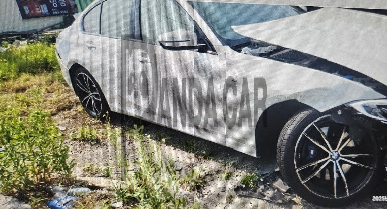 2021 BMW 330e, photograph 3
