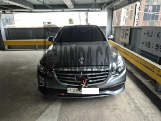 2020 Mercedes-Benz E 300 4MATIC, photograph 1