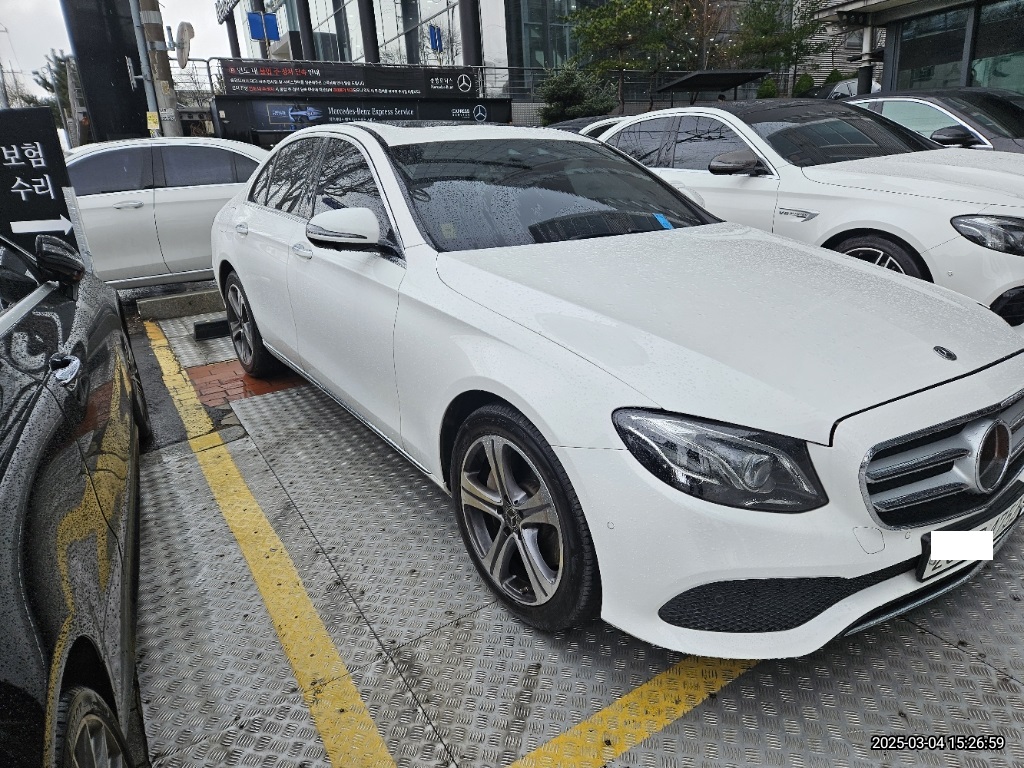 2020 Mercedes-Benz E 300, photograph 4