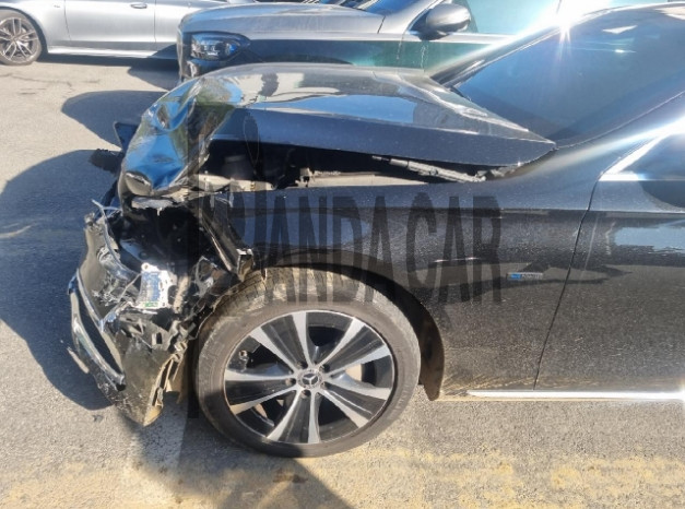2021 Mercedes-Benz E300 e 4MATIC, photograph 2