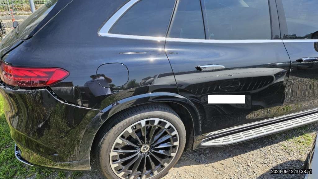 2023 Mercedes-Benz EQS580 4MATIC SUV, photograph 2