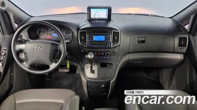 2016 Hyundai Starex 5-Seater VAN, photograph 2