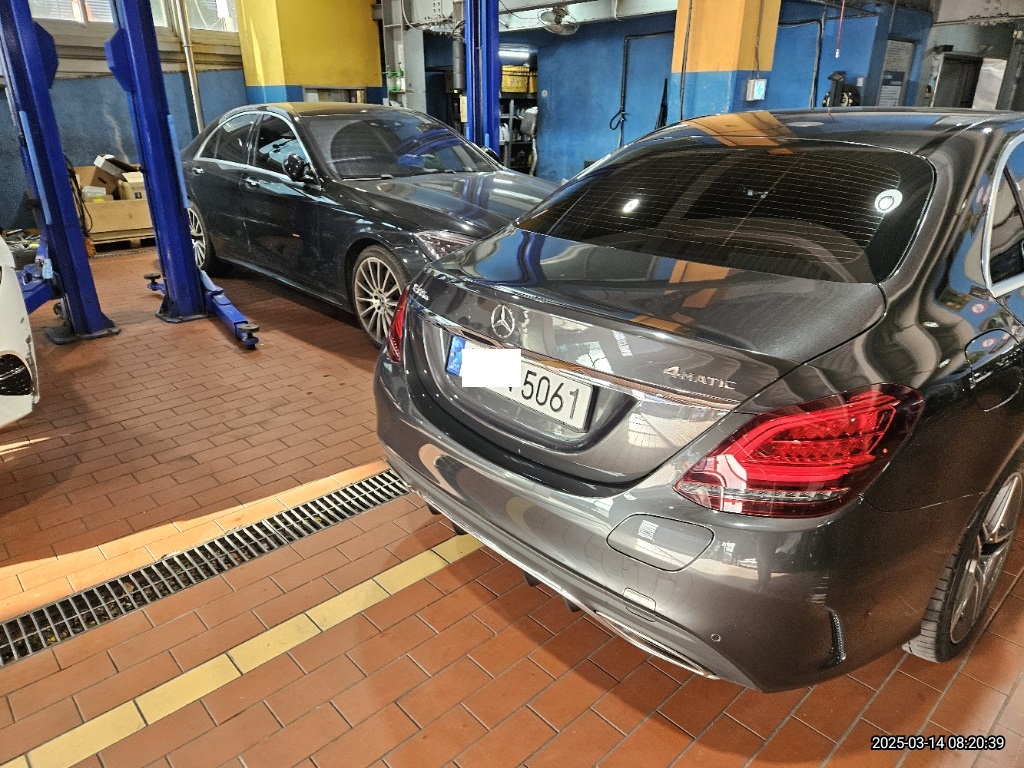 2020 Mercedes-Benz C300 e 4MATIC, photograph 5