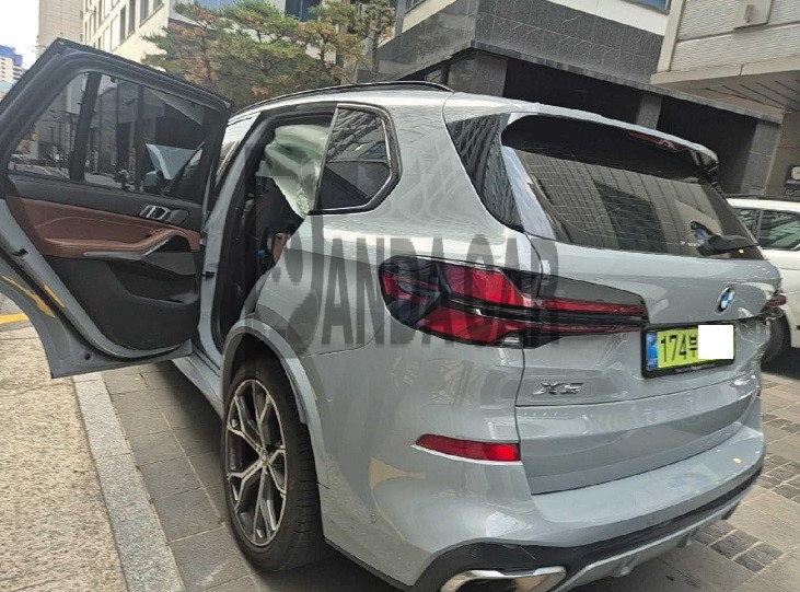 2025 BMW X5 xDrive40i, photograph 3