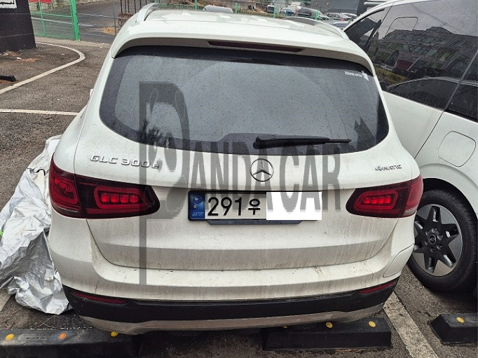 2020 Mercedes-Benz GLC300 e 4MATIC, photograph 2