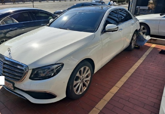 2019 Mercedes-Benz E300 4Matic, photograph 2