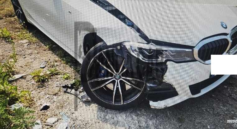 2021 BMW 330e, photograph 2