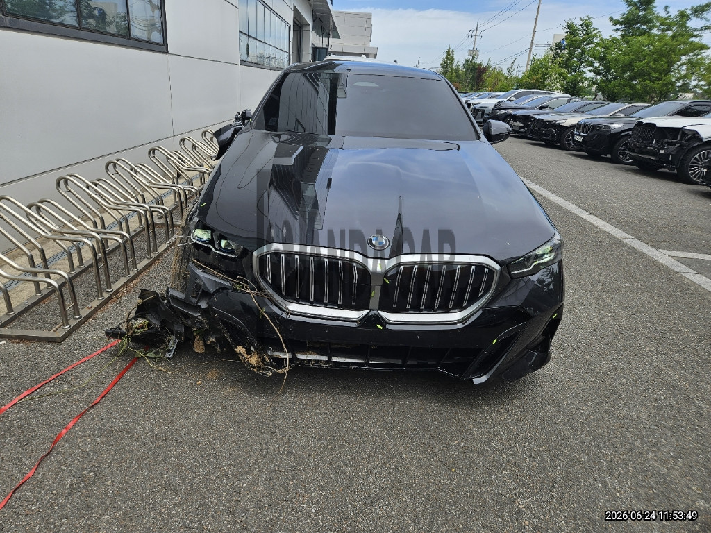 2025 BMW 530i xDrive, photograph 1
