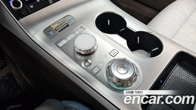 Genesis GV70 2.5T Gasoline AWD — photo 1 of 20