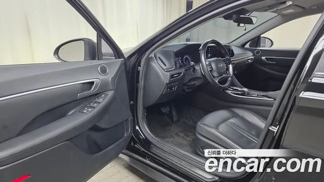 Hyundai Sonata 2.0 — photo 1 of 31