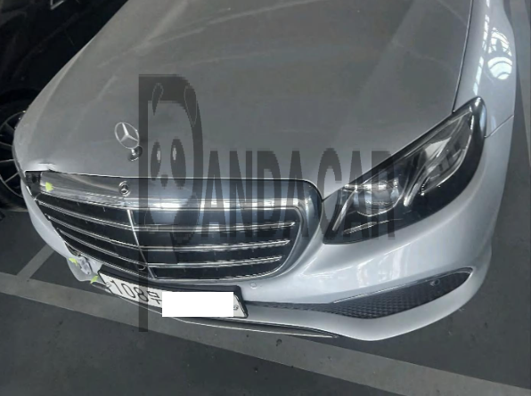2020 Mercedes-Benz E300 e 4MATIC, photograph 3