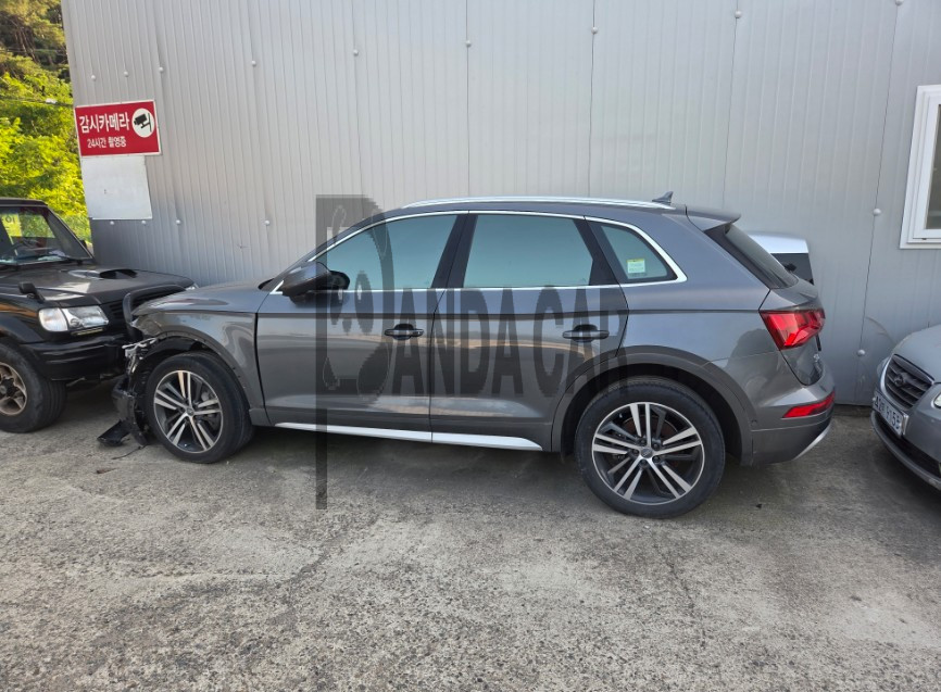 2020 Audi Q5 50 TDI quattro, photograph 2