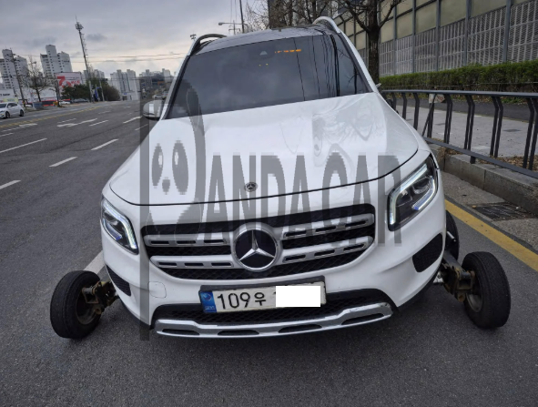 2021 Mercedes-Benz GLB220, photograph 1