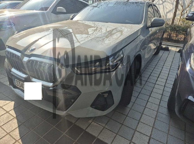 2025 BMW 530i xDrive, photograph 2