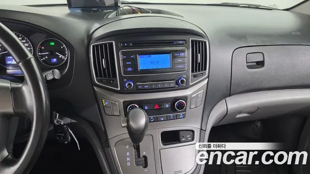 2021 Hyundai Starex Van 3-Seater, photograph 1