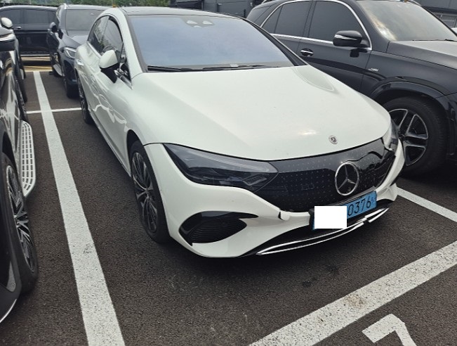 2022 Mercedes-Benz EQE350, photograph 3