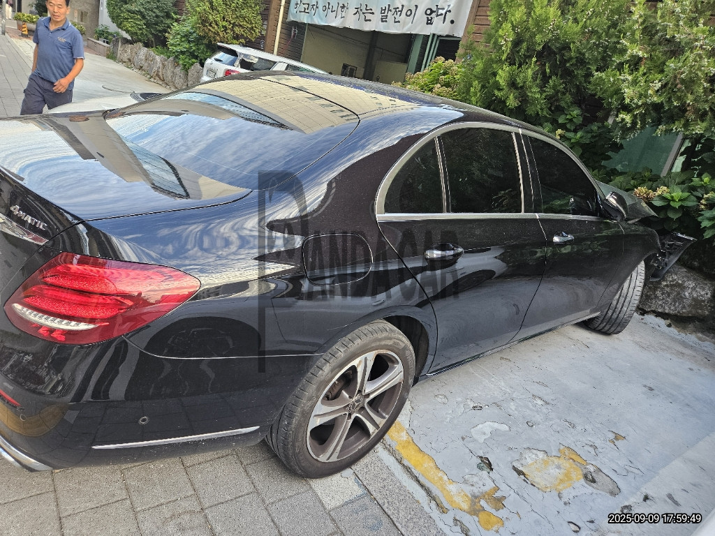 2020 Mercedes-Benz E 300 4MATIC, photograph 4