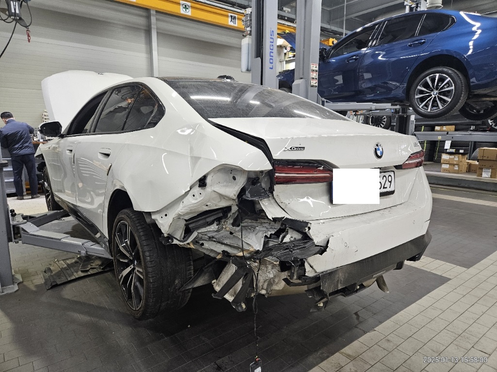 2024 BMW 530i xDrive, photograph 2