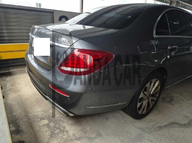 2020 Mercedes-Benz E 300 4MATIC, photograph 2