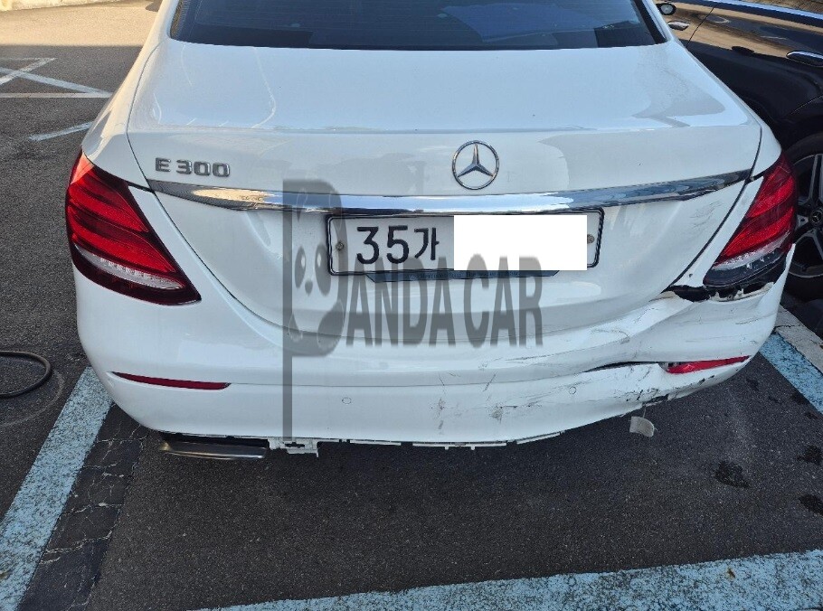 2017 Mercedes-Benz E300, photograph 3