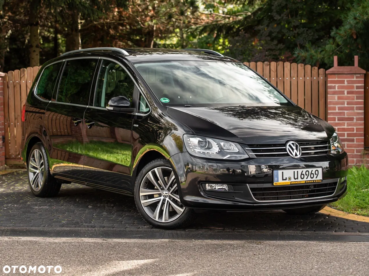 2012 Volkswagen Sharan 2.0 TDI BlueMotion Technology Match, photograph 2