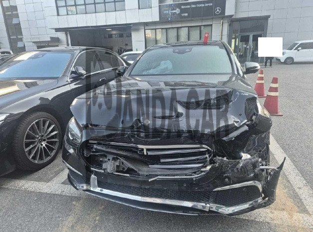 2021 Mercedes-Benz E300 e 4MATIC, photograph 1