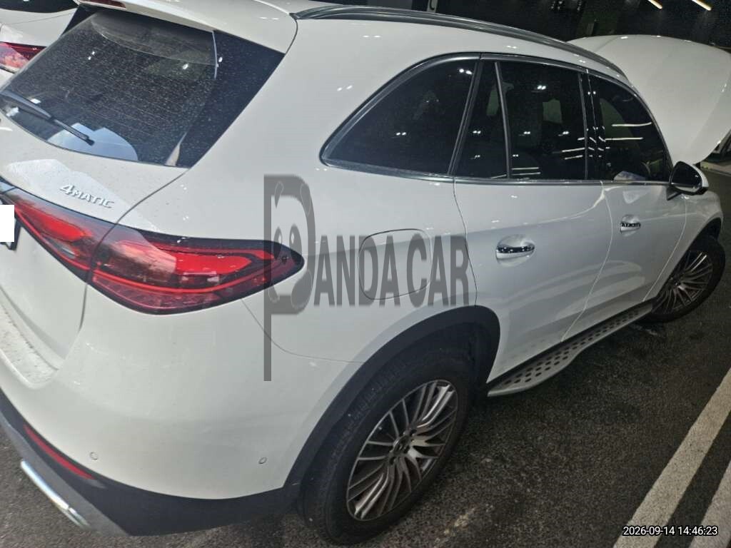 2025 Mercedes-Benz GLC300 4MATIC, photograph 2