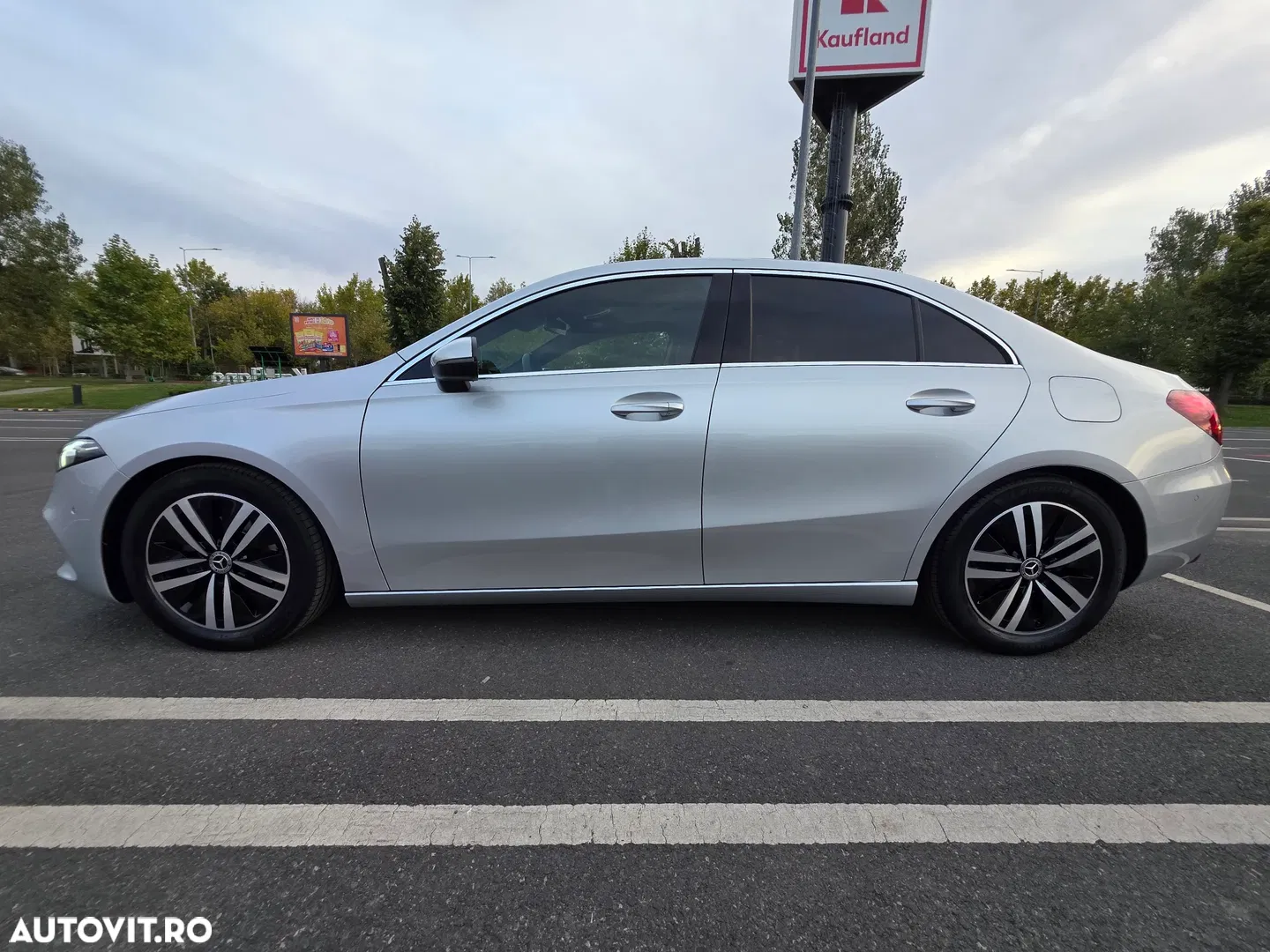 2021 Mercedes-Benz A 180 7G-DCT Edition 2021, photograph 3