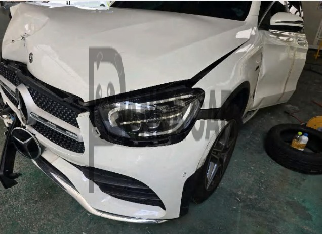 2021 Mercedes-Benz GLC300 e 4MATIC Coupe, photograph 2