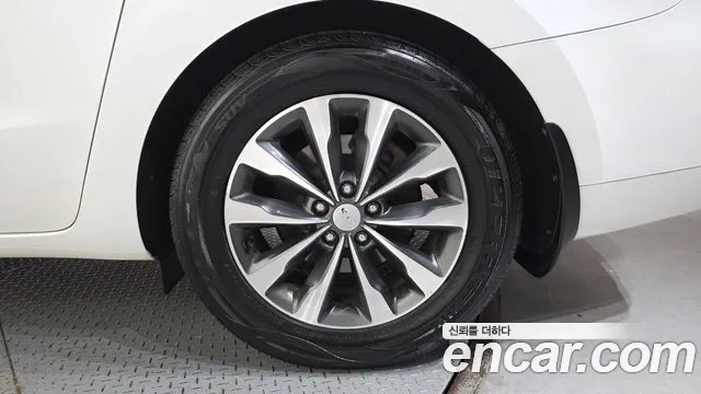 Kia Canival 11-seater Hi-Limousine — photo 1 of 30