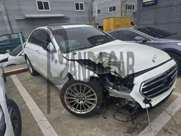 2021 Mercedes-Benz E250, photograph 3