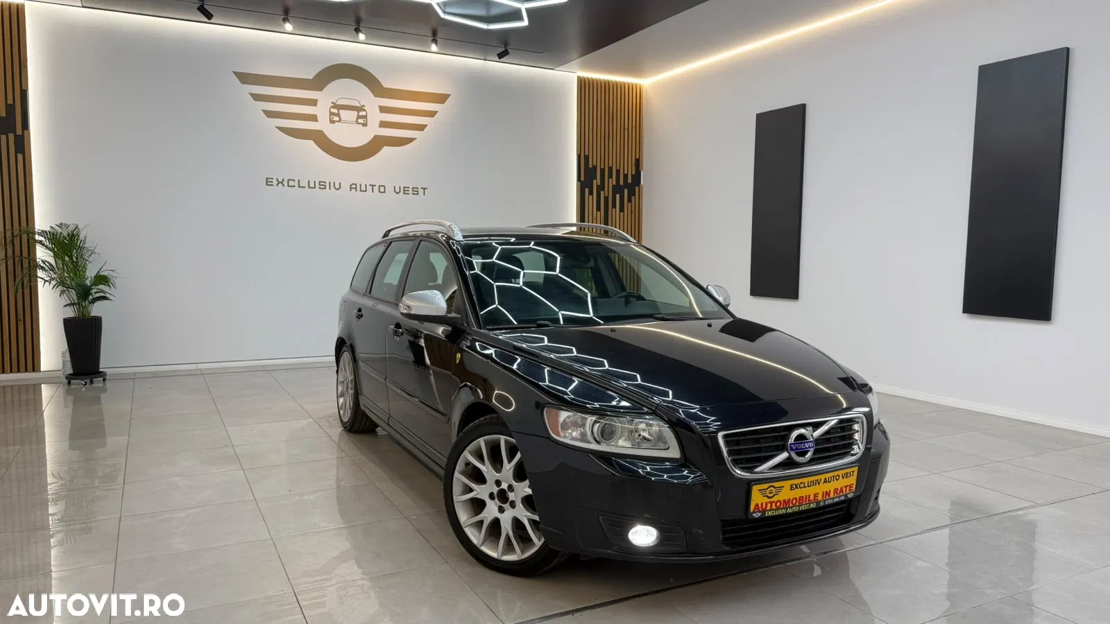 Volvo V50 — photo 1 of 25
