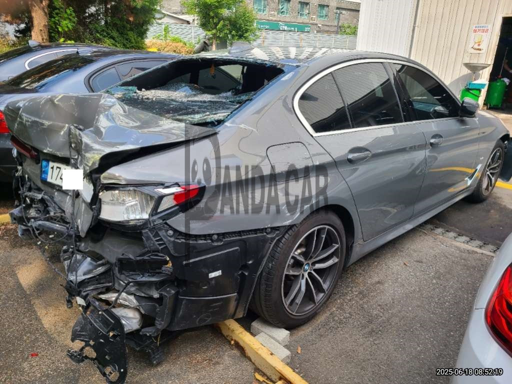 2022 BMW 520i, photograph 2