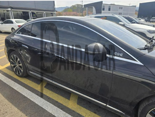 2022 Mercedes-Benz EQE350 +, photograph 2