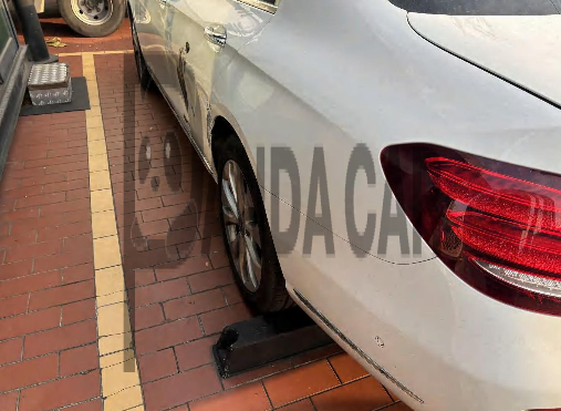 2019 Mercedes-Benz E300 4Matic, photograph 2