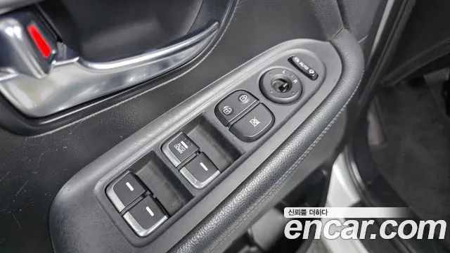 Kia Carens 2.0 LPi Luxury — photo 1 of 28