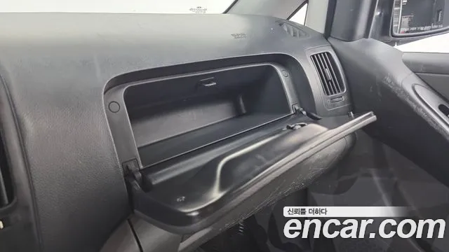 Hyundai Starex 5-Seater VAN — photo 1 of 20