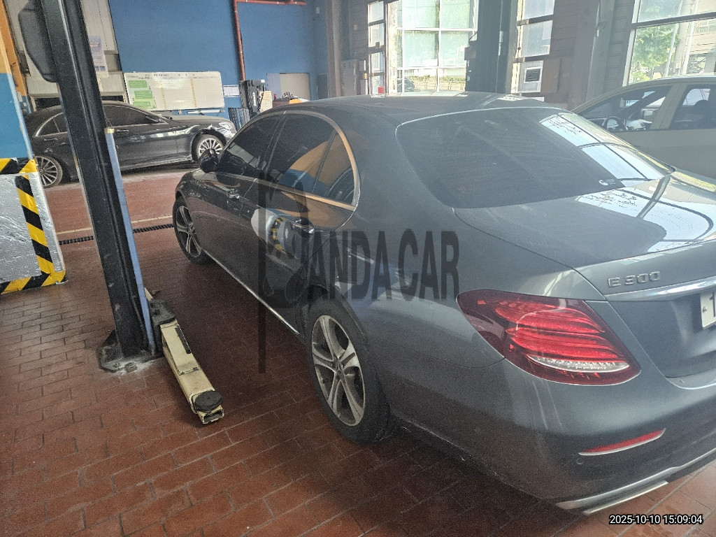 2019 Mercedes-Benz E300, photograph 2