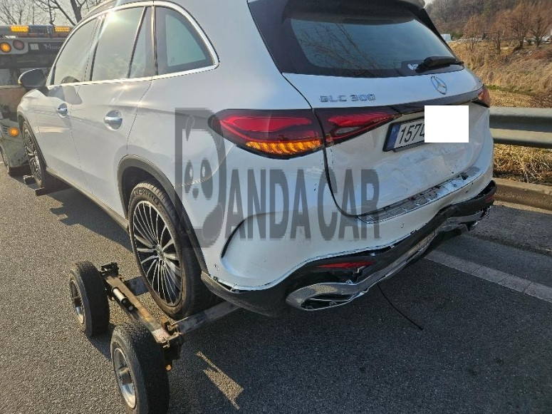 2026 Mercedes-Benz GLC 300 4MATIC, photograph 3