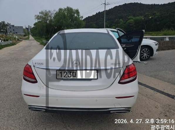 2020 Mercedes-Benz E 300 4MATIC, photograph 4