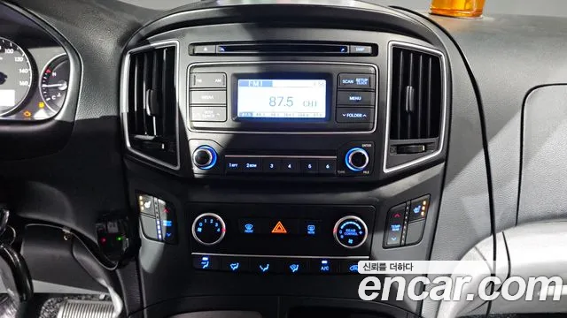 2017 Hyundai Starex 12-Seater Wagon, photograph 4