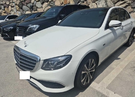 2019 Mercedes-Benz Benz E 300 e, photograph 5