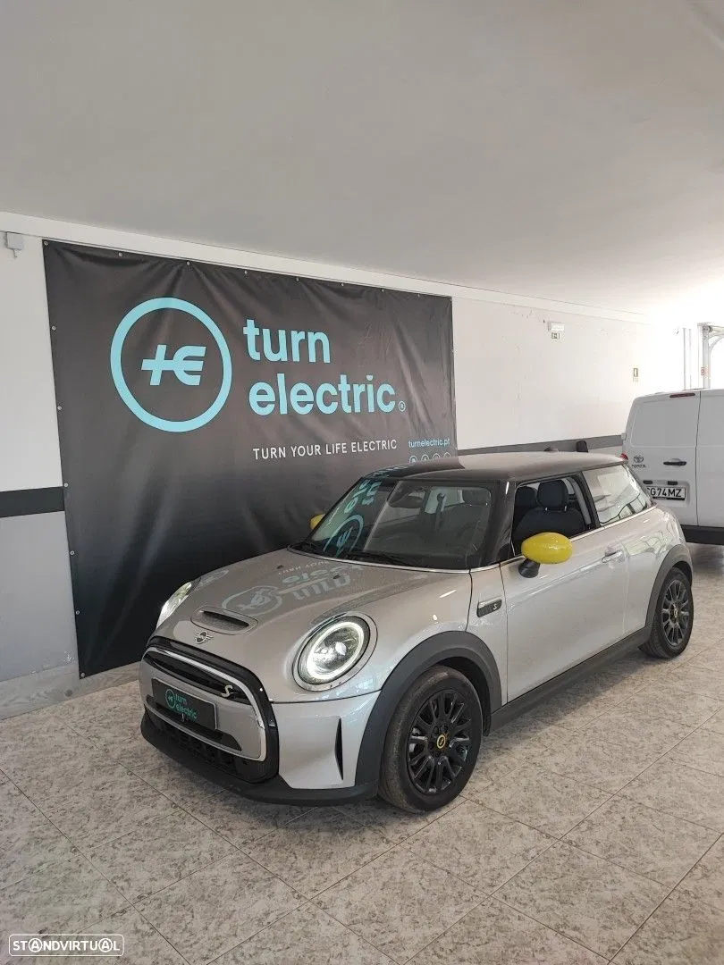 2023 MINI 3 Portas Cooper SE, photograph 2