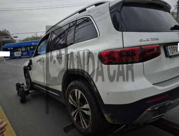 2021 Mercedes-Benz GLB220, photograph 4